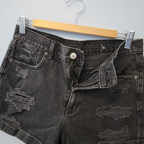 American Eagle Black Distressed Mom Denim Jean Shorts Size 6 - Picture 4 of 6